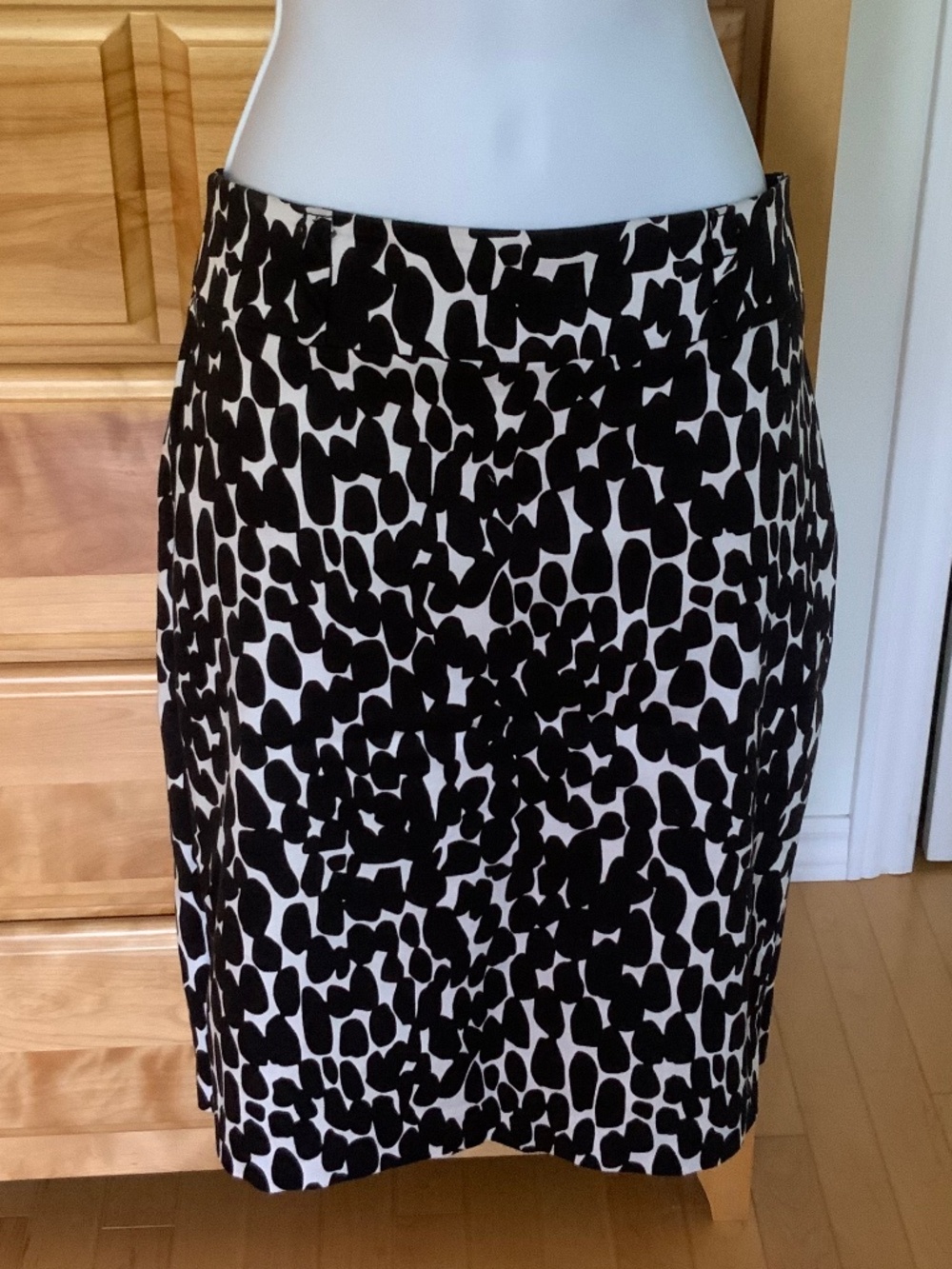 Made in Canada stretchy skirt, size 4, black and white.